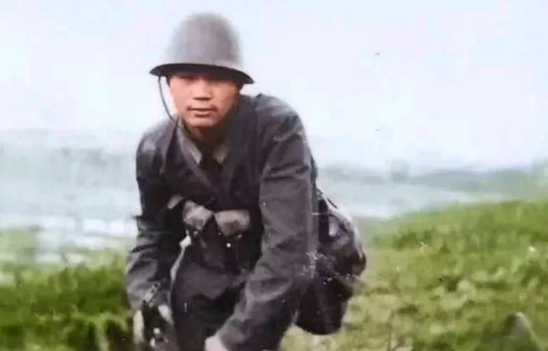 照片中这位年轻的战士名叫黄木林，这是他留给这个世界的最后一张影像，他离开我们已将