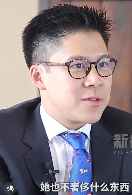 霍启刚说：晶晶一个人来到香港很不容易，她从不去奢侈品店买东西，最怕的就是去米其林