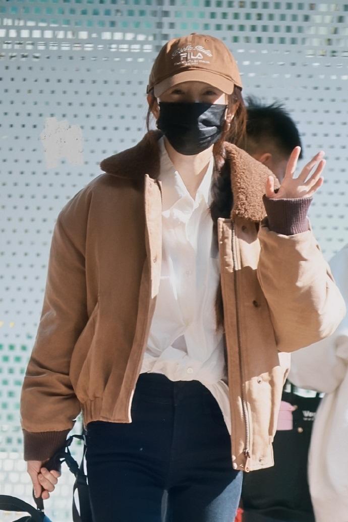 今天杨幂现身北京机场，她这回搭配的很有洒脱范儿，还搭配了出了上松下紧的感觉，气质