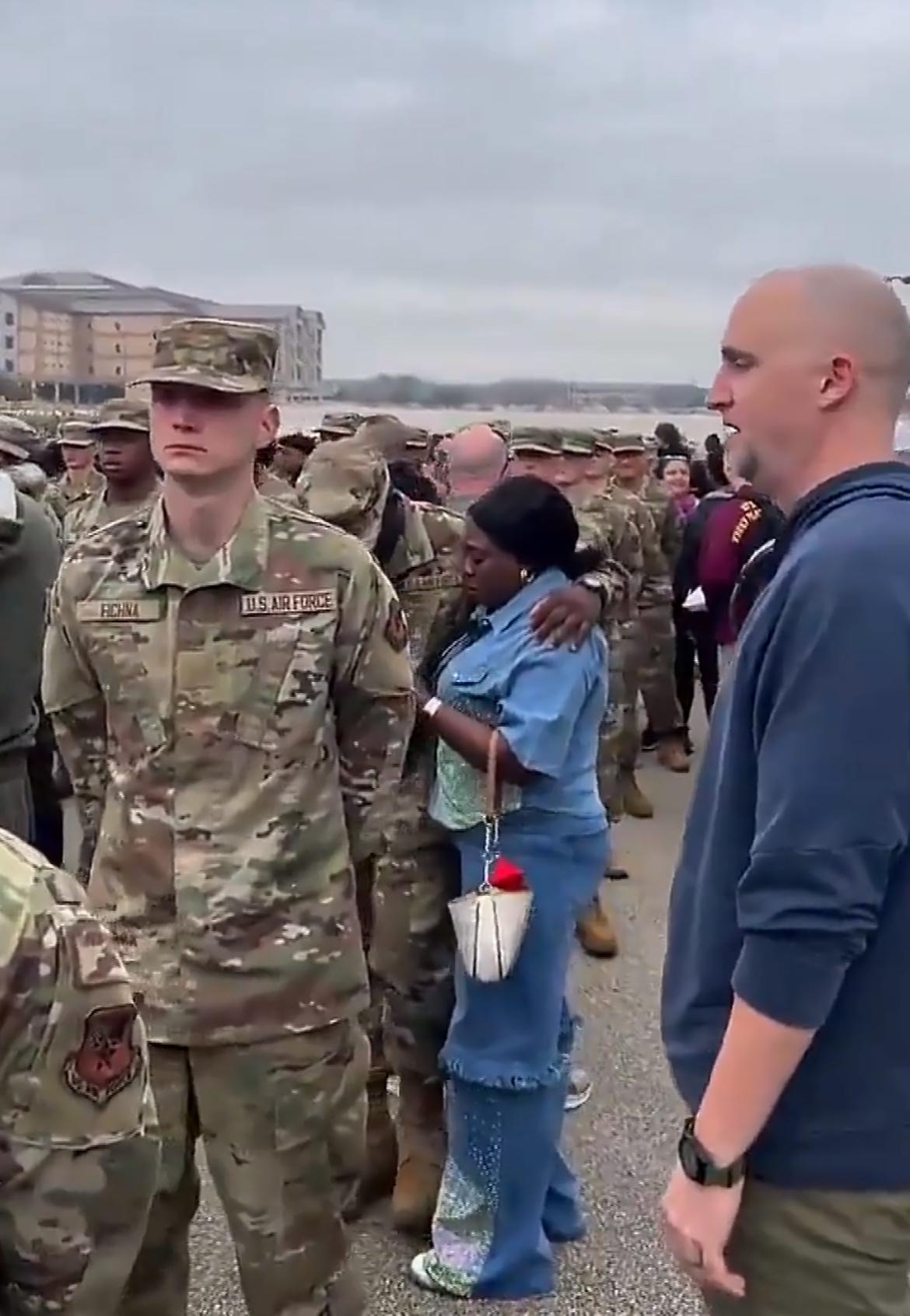 美国父母送当兵的儿子上战场，久久不能平静，一个父亲抱着儿子痛哭，现场的军人家人们