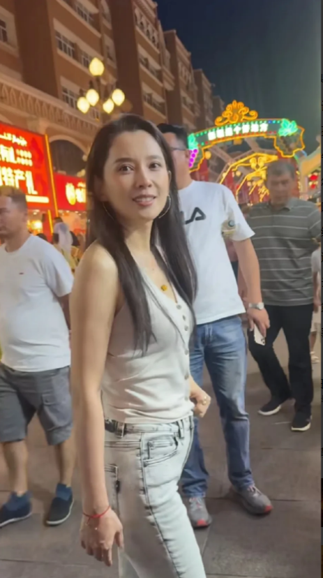 逛新疆大巴扎偶遇汪峰女友森林北，没想到她本人身材这么有肉，穿着牛仔裤走起路来是罗