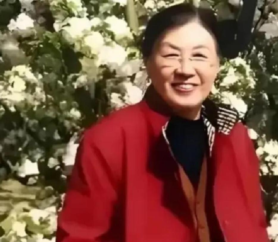 1981年谢静宜被开除党籍时，从兜里掏出一张泛黄的毛主席接见照片。她轻轻摩挲照片