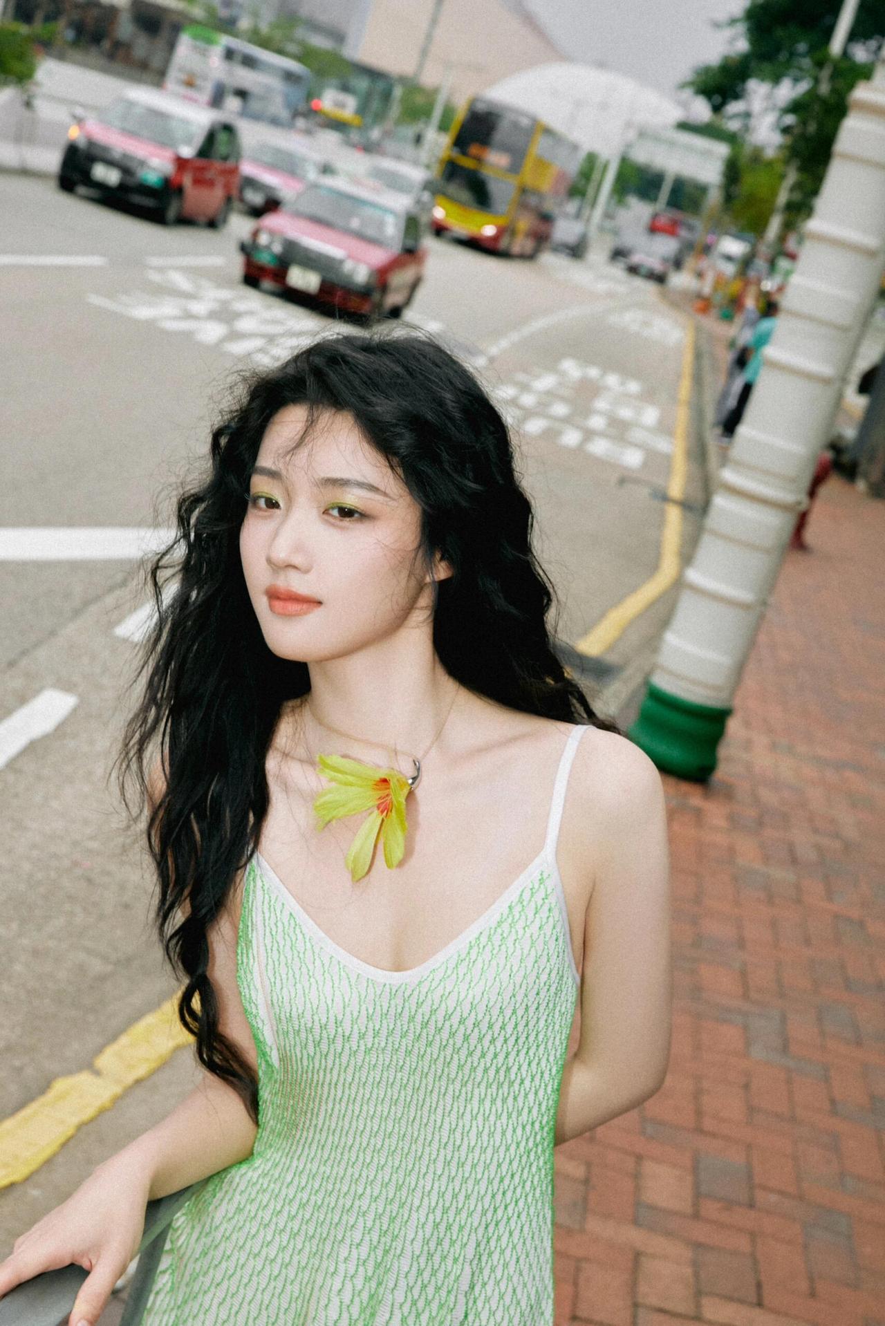 卢昱晓风把夏天吹成浅绿裙摆掠过红砖街道阳光落在发梢像一段没说出口的温柔