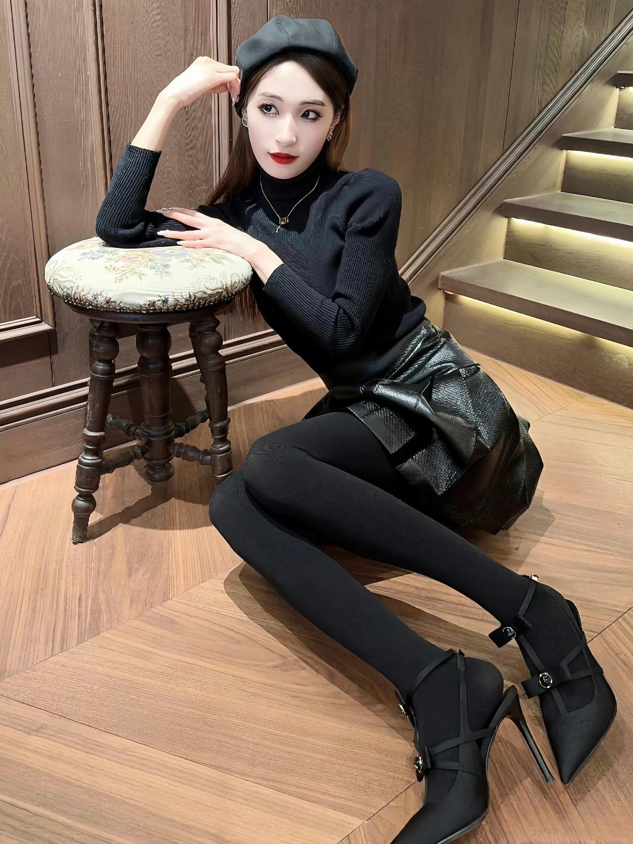 这套全黑穿搭好有法式优雅感！修身针织衫+皮质百褶裙的组合，既用针织的柔软凸显身材