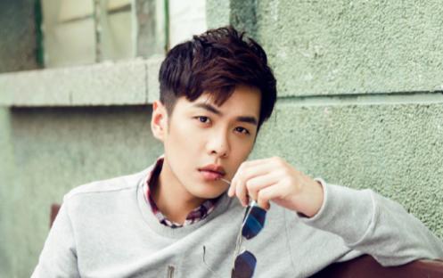 1991年，北京机场某酒店。3岁的张若昀正跟母亲在房间里玩耍，突然一阵急促的敲门