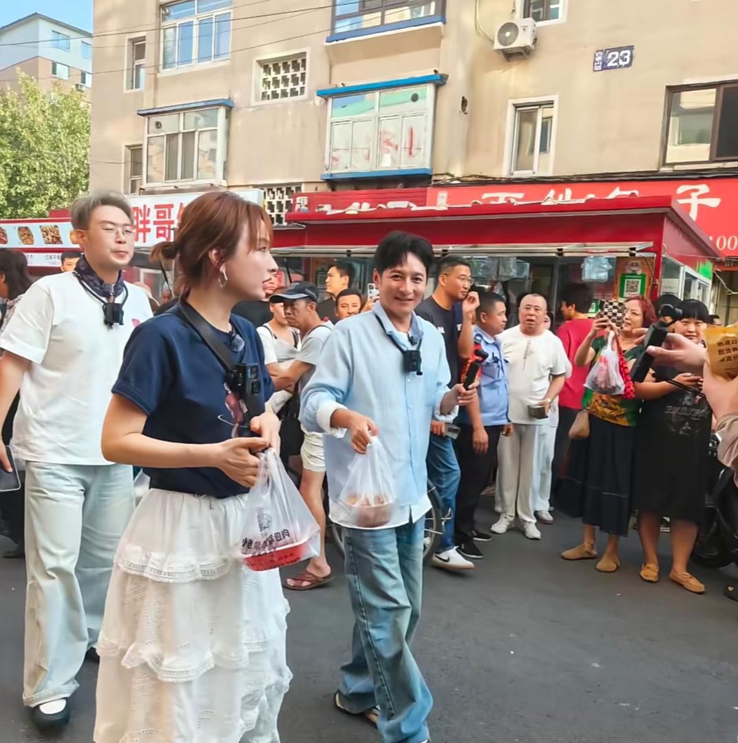 李维嘉、吴昕、杜海涛一起在沈阳逛菜市场，被好多民众围观，他们私底下真人都好普通，