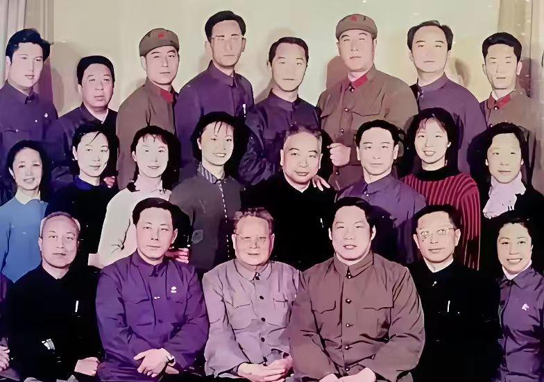 一张泛黄的黑白合影里，十几个人穿着洗得发白的中山装，前排右三的钱浩亮嘴角带着笑，