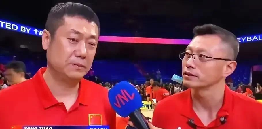 昨晚中国女排1比3输了热身赛，结果今天看到有媒体撰文，说中国女排昨晚被波兰队打得