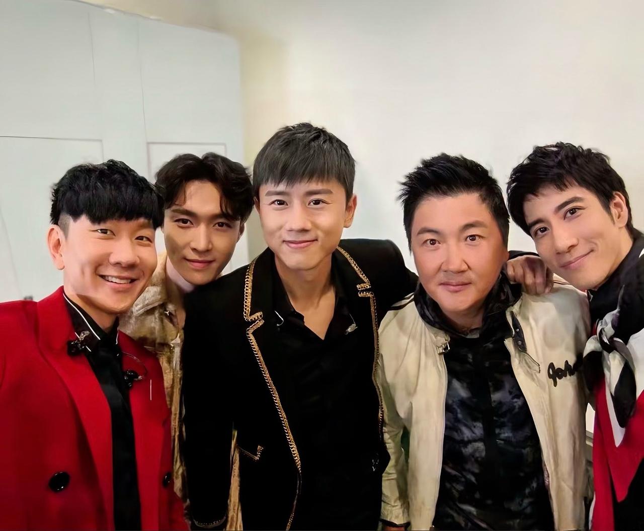 2019年，林俊杰晒的自拍合影，他与张艺兴、张杰、孙楠、王力宏同框的画面。当