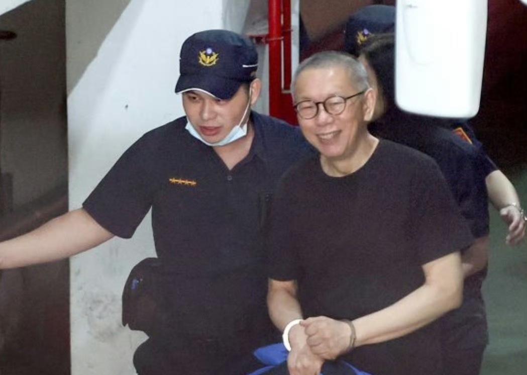 柯文哲终于可以出来了9月5日，台北地院做出裁定，柯文哲和应晓薇分别判7000万