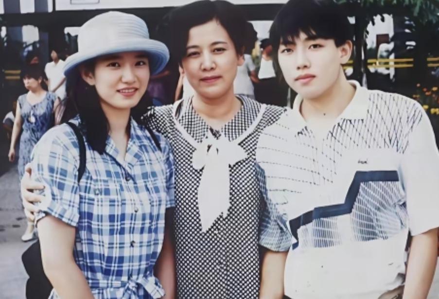 1995年29岁的刘国梁与妻子王瑾拍下的一张合照，当时的夫妻俩都好清秀，站在中间