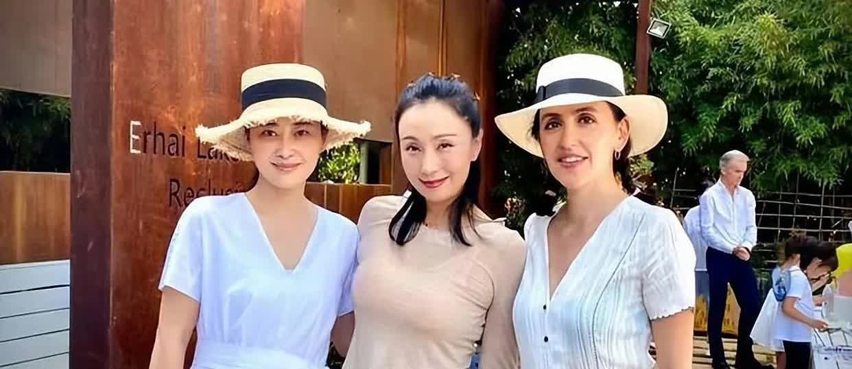 刘烨老婆和梅婷同框，刘烨妻竟让梅婷显年轻十岁，不过二人气质皆佳，各有风采！