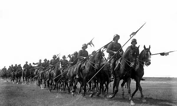 这是1932年，一队德国骑兵手持钢管长矛的照片。这种钢管长矛全长三米多，全重4