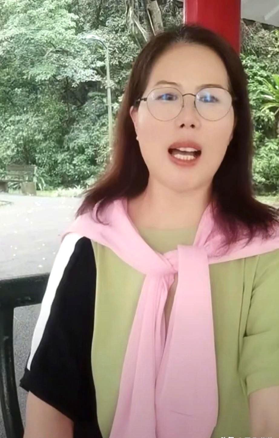 今天这事还挺让人意外，小杨阿姨居然放假了。按理说今天是箖箖生日，她不是更该在家