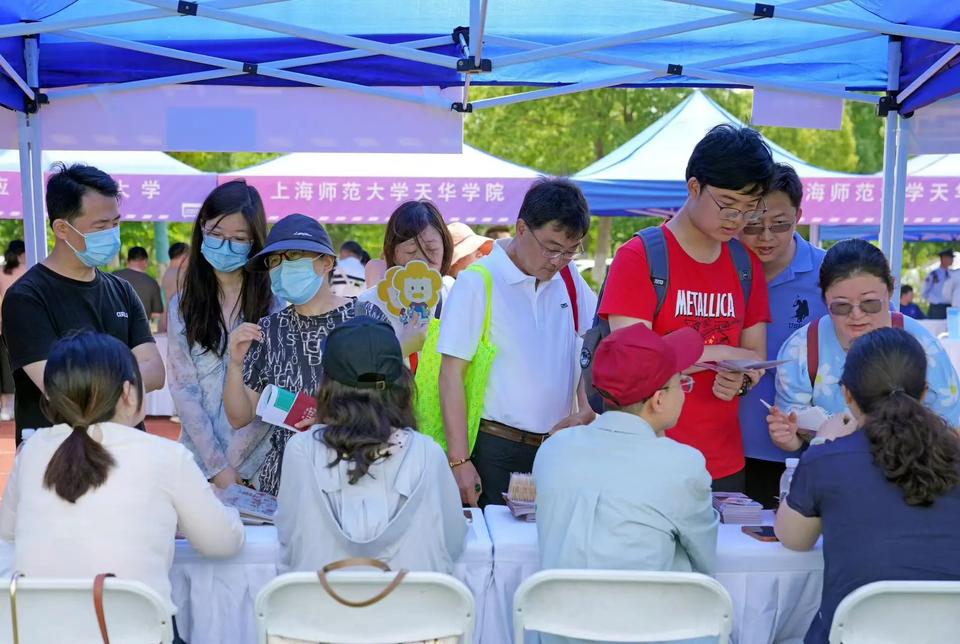 选中专职高技校，问学校要一样东西就够了。要一下这个学校这个专业的教学大纲或者叫课