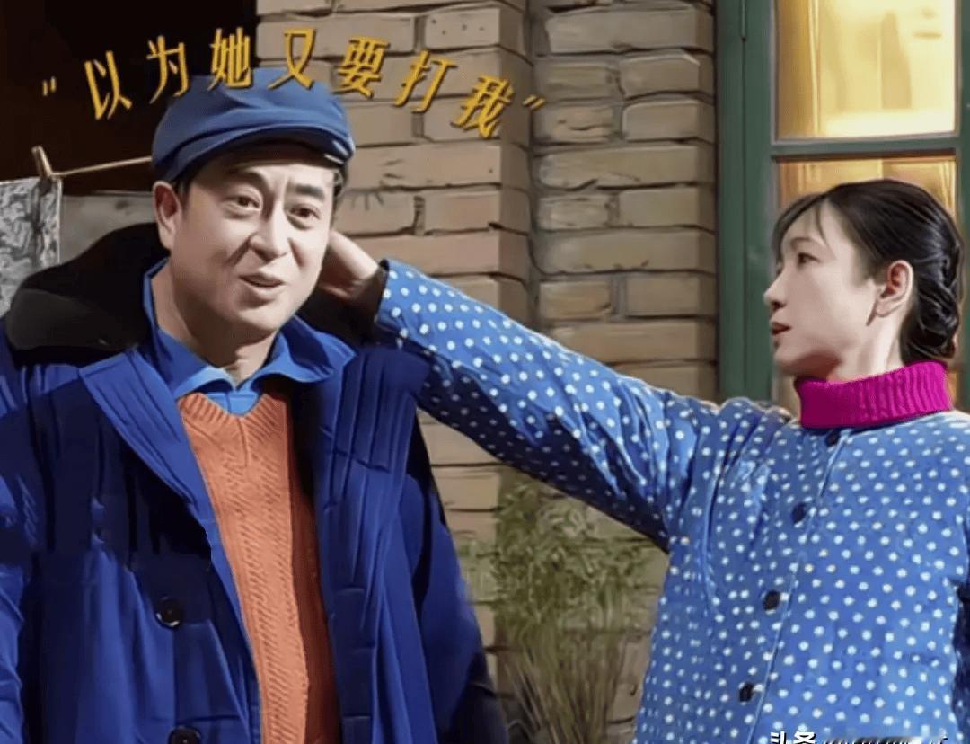 张嘉益和王海燕，结婚25年，账目各管各、同台不牵手。有人翻遍所有采访，找到他们