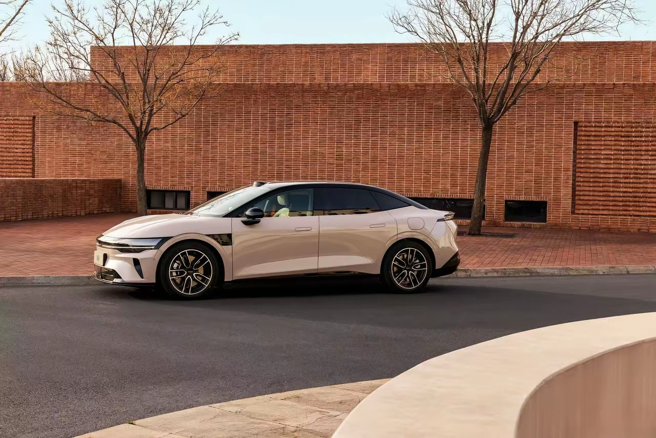 焕新版007GT来了，首先升级到了高压900V的架构，最快0-100km/h