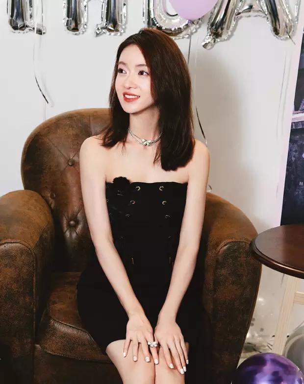 吴谨言穿黑衣骑马英姿飒爽，身材窈窕状态超好​​​