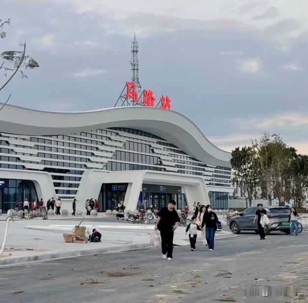 广湛高铁（马踏站）！踏入茂名市电白区，马踏站凭借独特的文化印记吸引着人们的目光。