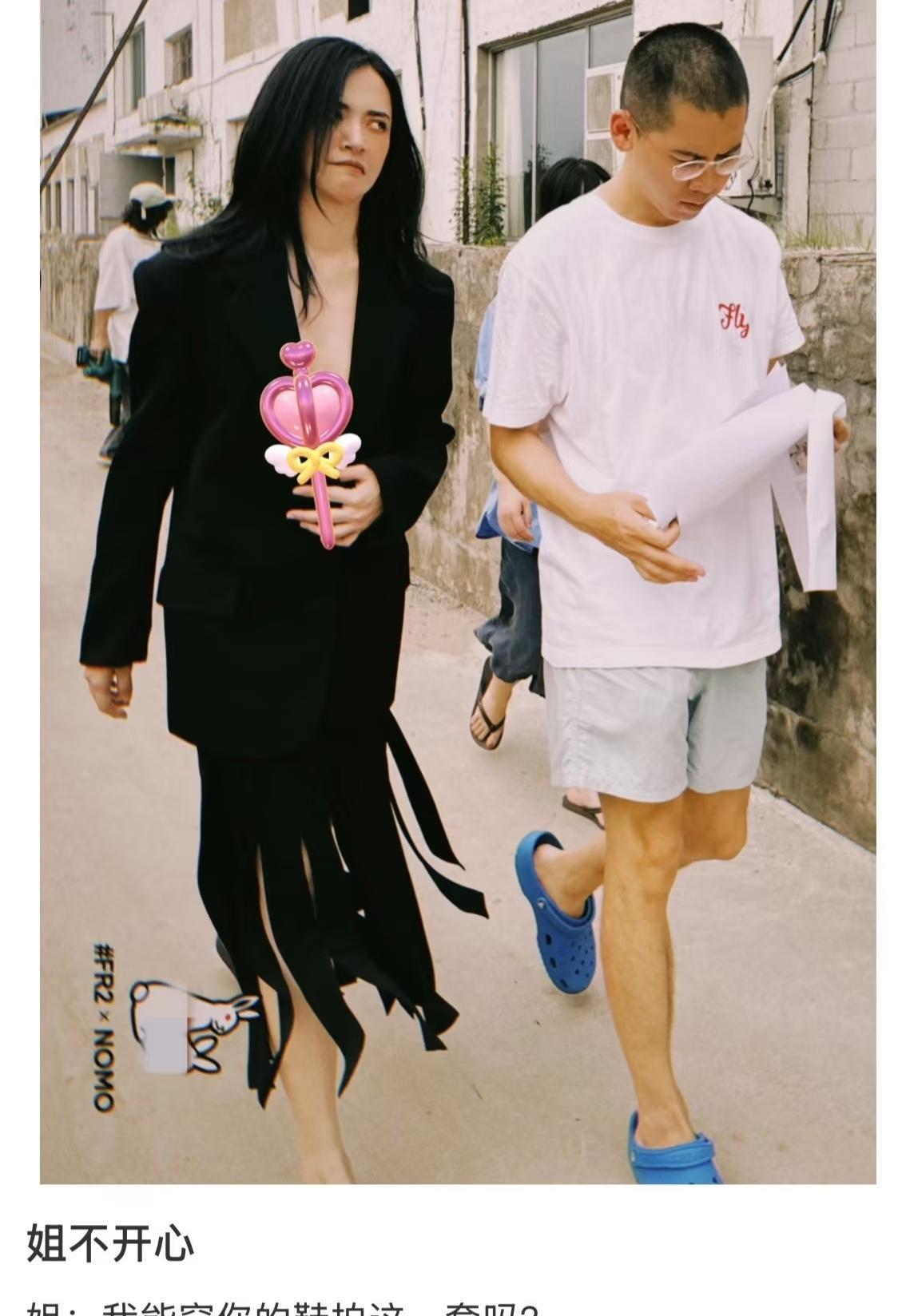 要被姚晨笑富了，她真的是内娱第一大活人。和他人合影，对方帅气，她的比较抽象，于