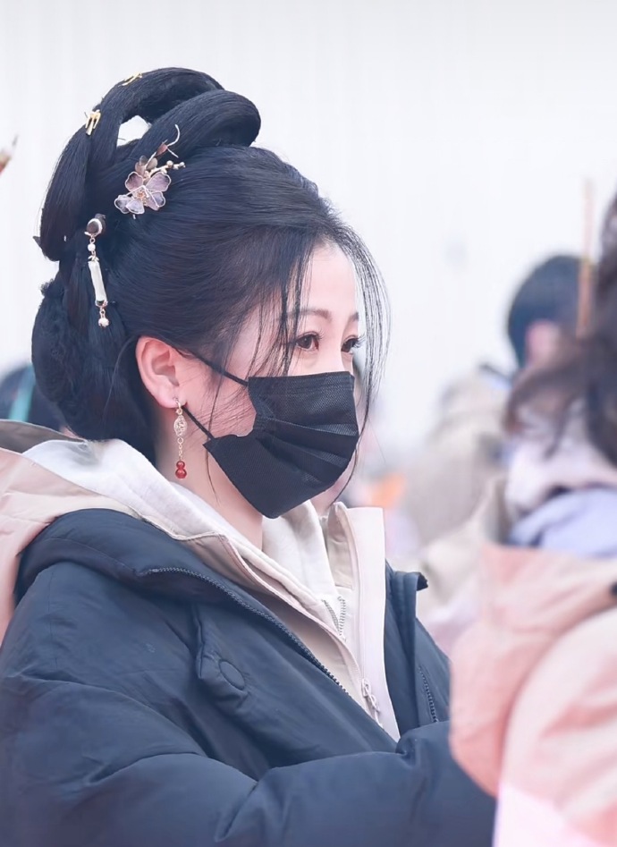 为啥连开机仪式都戴口罩，其他主演配角都没戴啊，真黑口罩半永久了