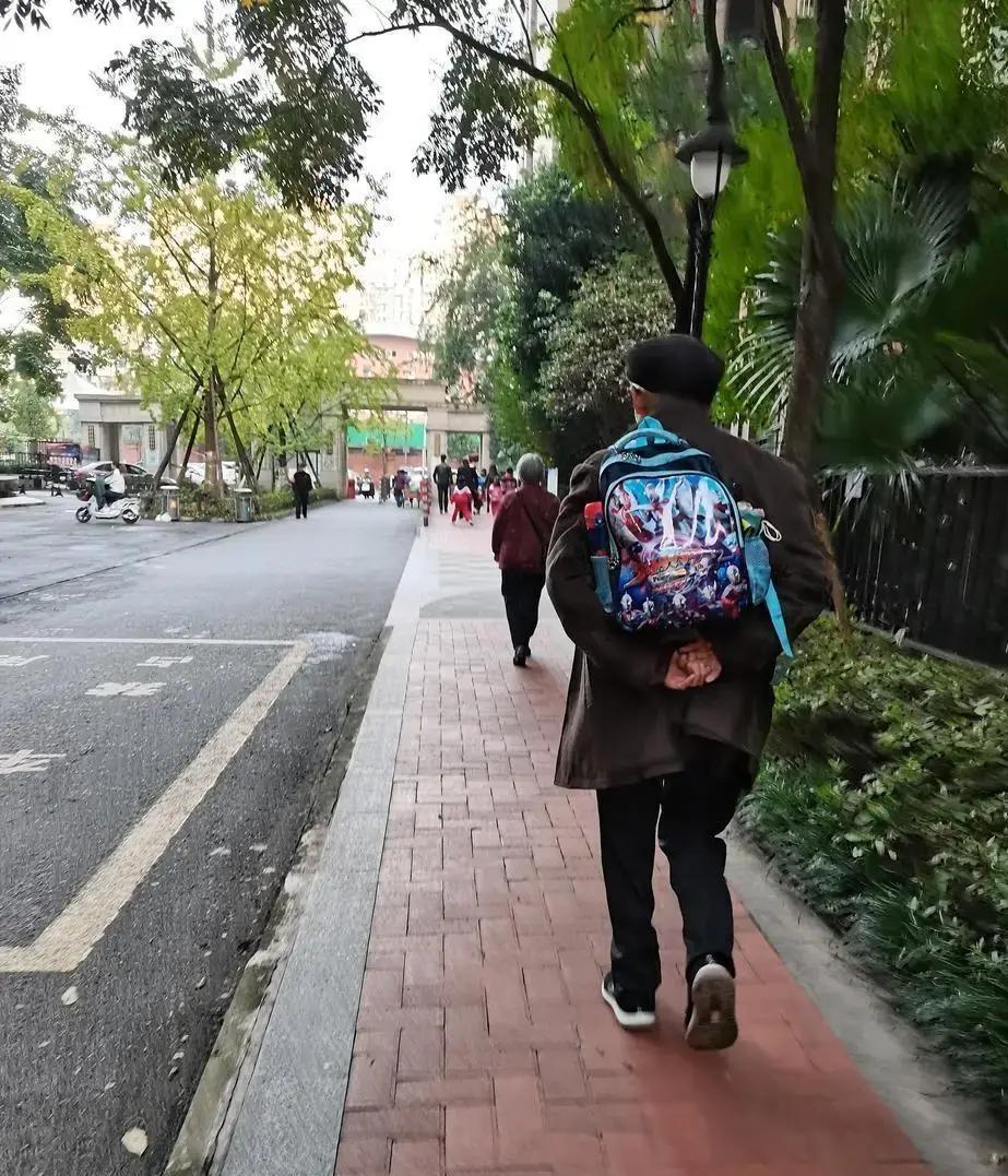 同事退休后，就把武汉的房子卖了，直奔儿子工作生活的杭州，在儿子家附近的小区又买了