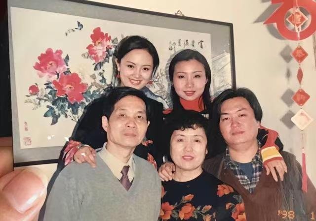 朱媛媛一生虽然短暂但是挺幸福吧！有一个好的原生家庭，父母恩爱，一个哥哥一个姐姐从