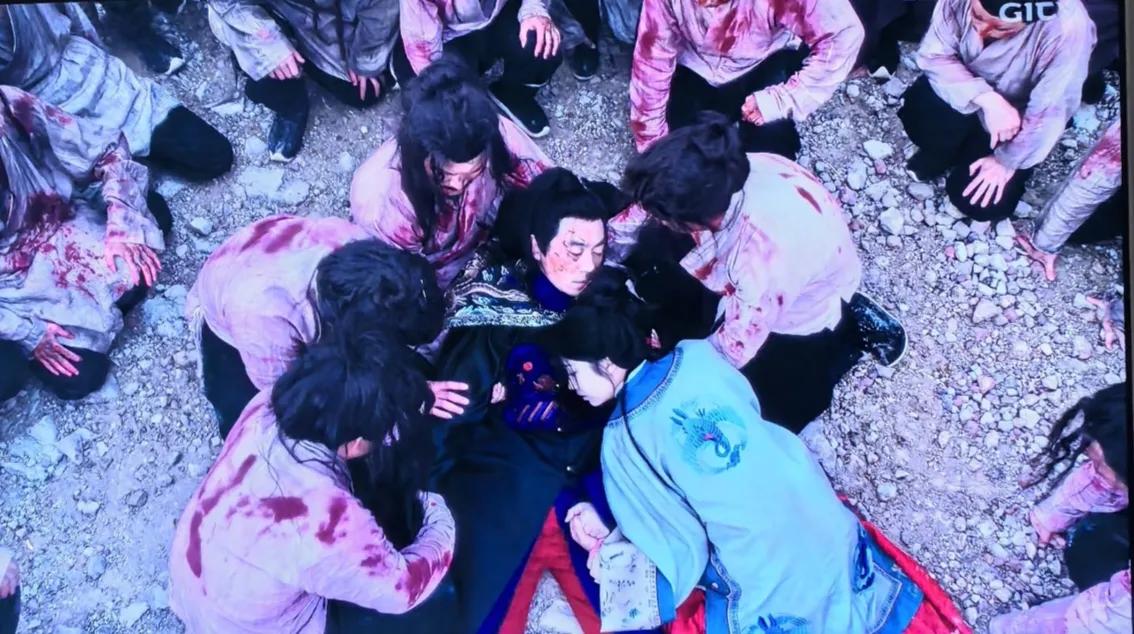 朱亚文演活了李成。为了兄弟活，穿上了折辱自己的清服，妻子白依梅，理解他求仁得仁