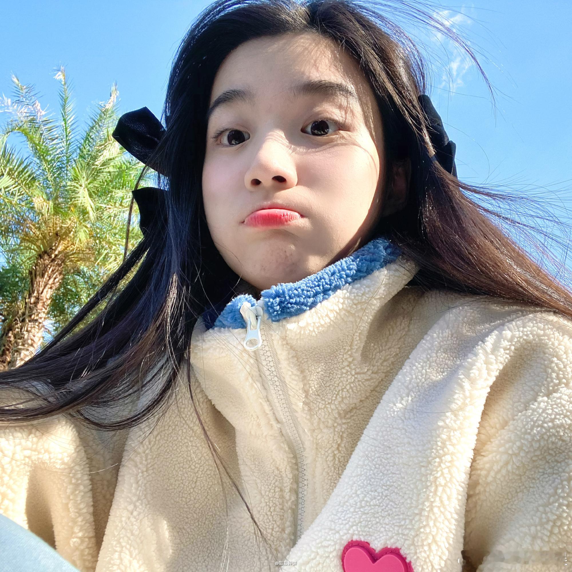 卢昱晓冬日头像