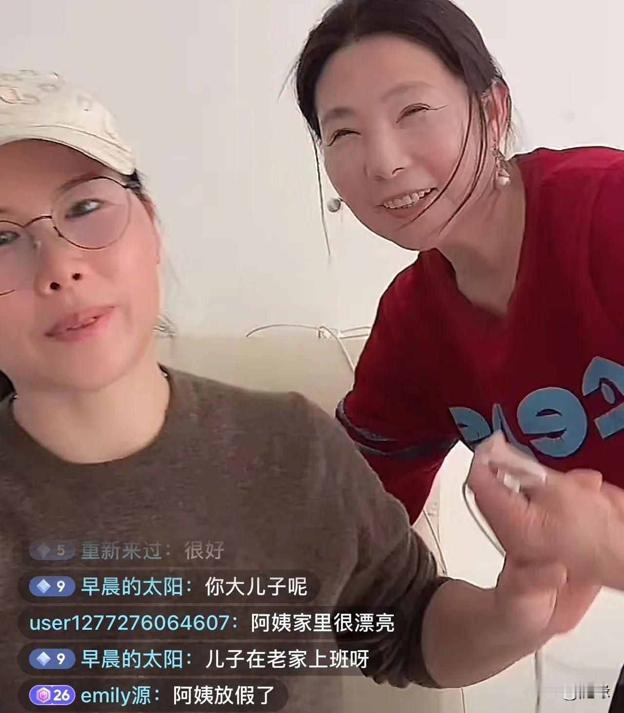 小杨阿姨又开播了！她说今天来嫂子家里了，中午大儿子过来吃饭，终于见到他了。她笑
