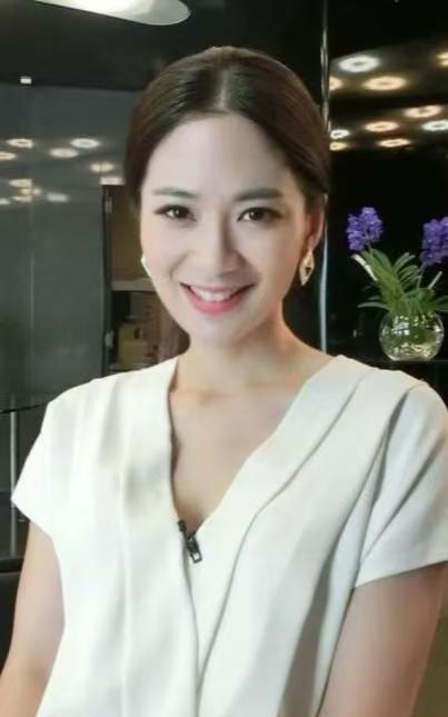 陈蓓蓓1980年生于江西九江，2002年从中国传媒大学播音与主持艺术专业毕业，