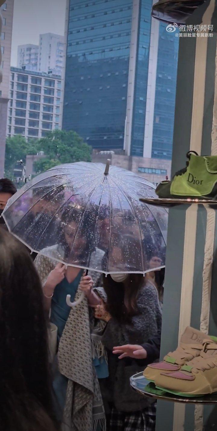 迪奥副总裁亲自迎接迪丽热巴副总裁亲自下场接人，这排面真不是谁都能有的。说白了，品