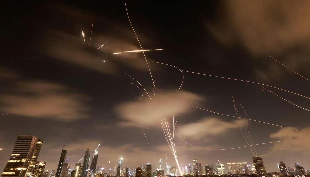 美国暂停驻科威特大使馆的运作。美国把基地撤了，大兵塞进酒店躲着，结果酒店也被