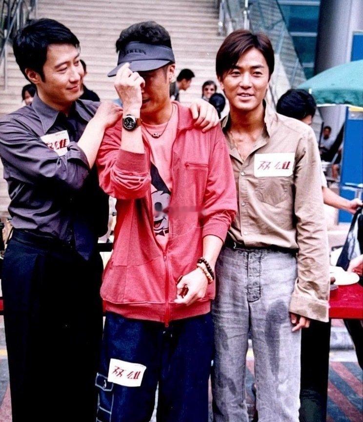 2003年，电影《双雄》杀青宴，黎明、吴镇宇、郑伊健三人合影​