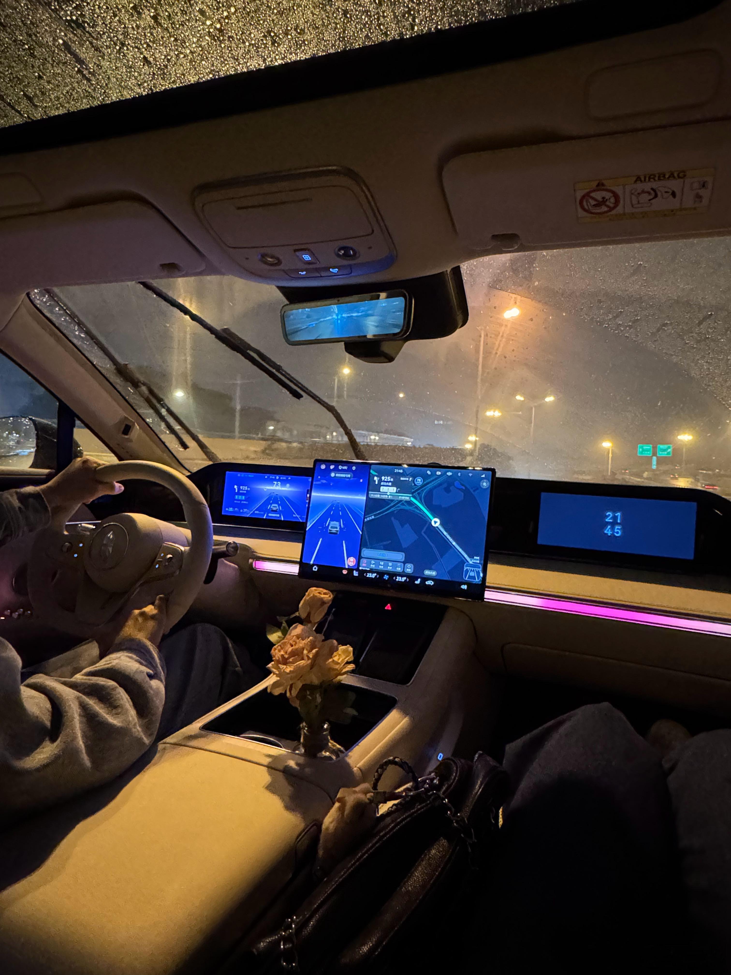 下雨天车里氛围很ok。