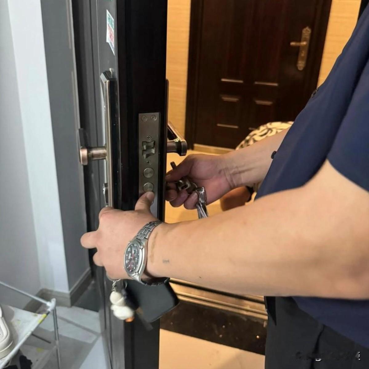 北京，男房东3个月联系不上女租客，信息不回，敲门不开。房东急得团团转，生怕租客在