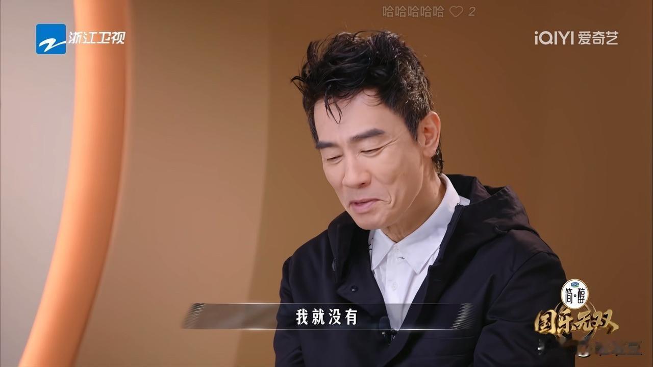陈小春可怜兮兮地和节目组诉苦：“没有办法，家里条件不好，我只能等小朋友睡着了，在