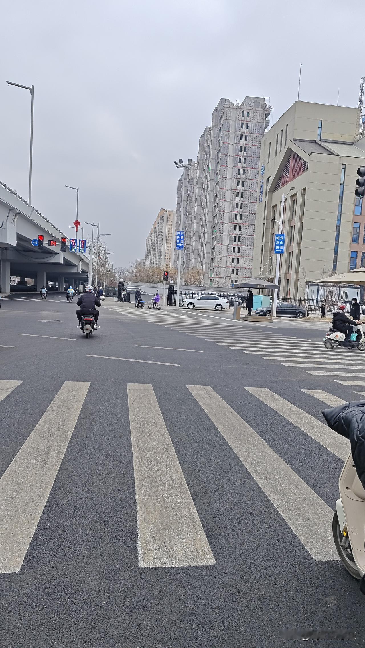 电瓶车新国标，确实有点尴尬……四块小电瓶，浑身都是镁合金，非常重，一个小地下车