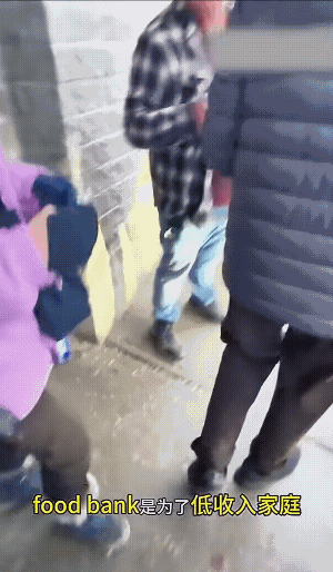 国外女子在网上晒“战利品”——从救济站领回来的一大堆食物，满脸得意。女儿天真地问