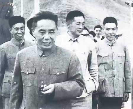 1954年，12军政委李震升职，军长肖永银特意摆酒给他送行。酒宴上，肖永银突然对