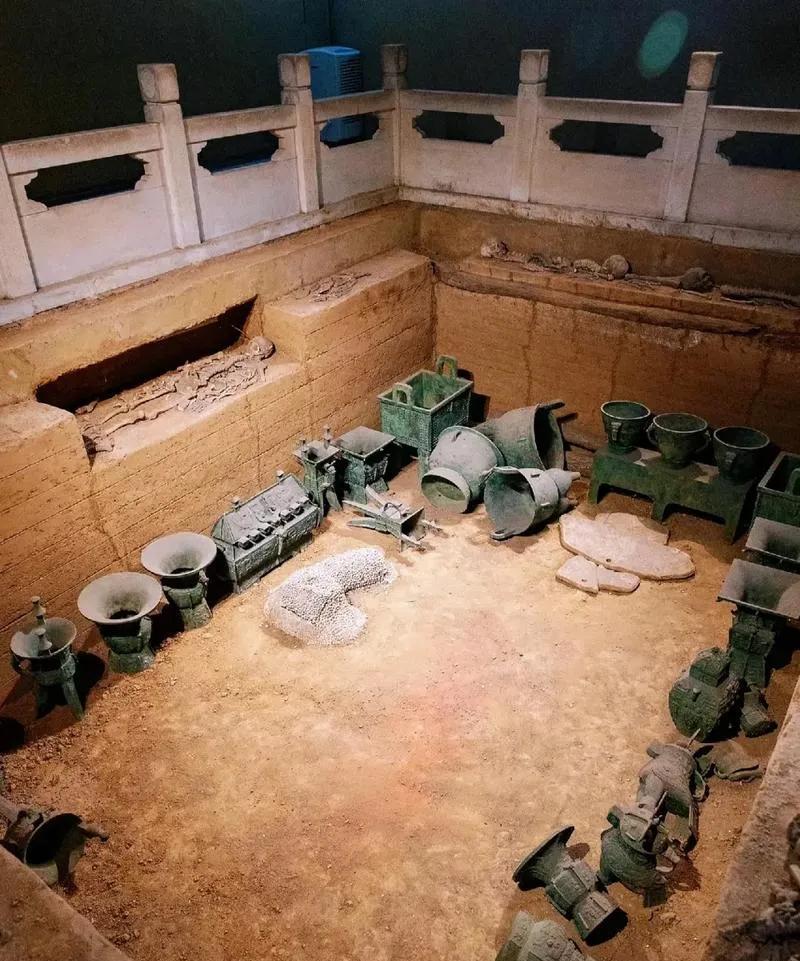 妇好墓中出土，至今无法确定用途。青铜质地彼时非富即贵者用，不是兵器就是餐具看