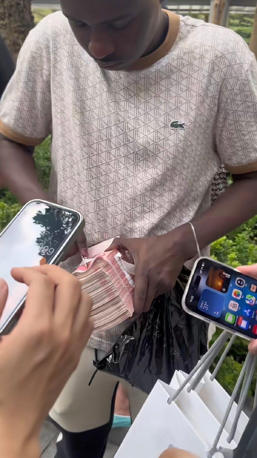 看到这个真绷不住了，说前两天iPhone18Pro发售的时候，广州天环聚满了一群黑牛，全部一捆一捆现