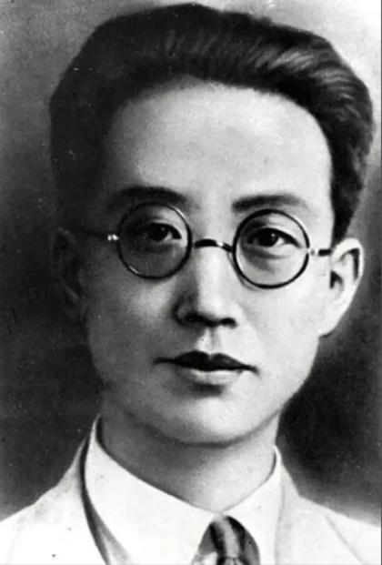 1933年2月，中共领导人瞿秋白遭国民党悬赏通缉，处境危急。鲁迅立刻将瞿秋