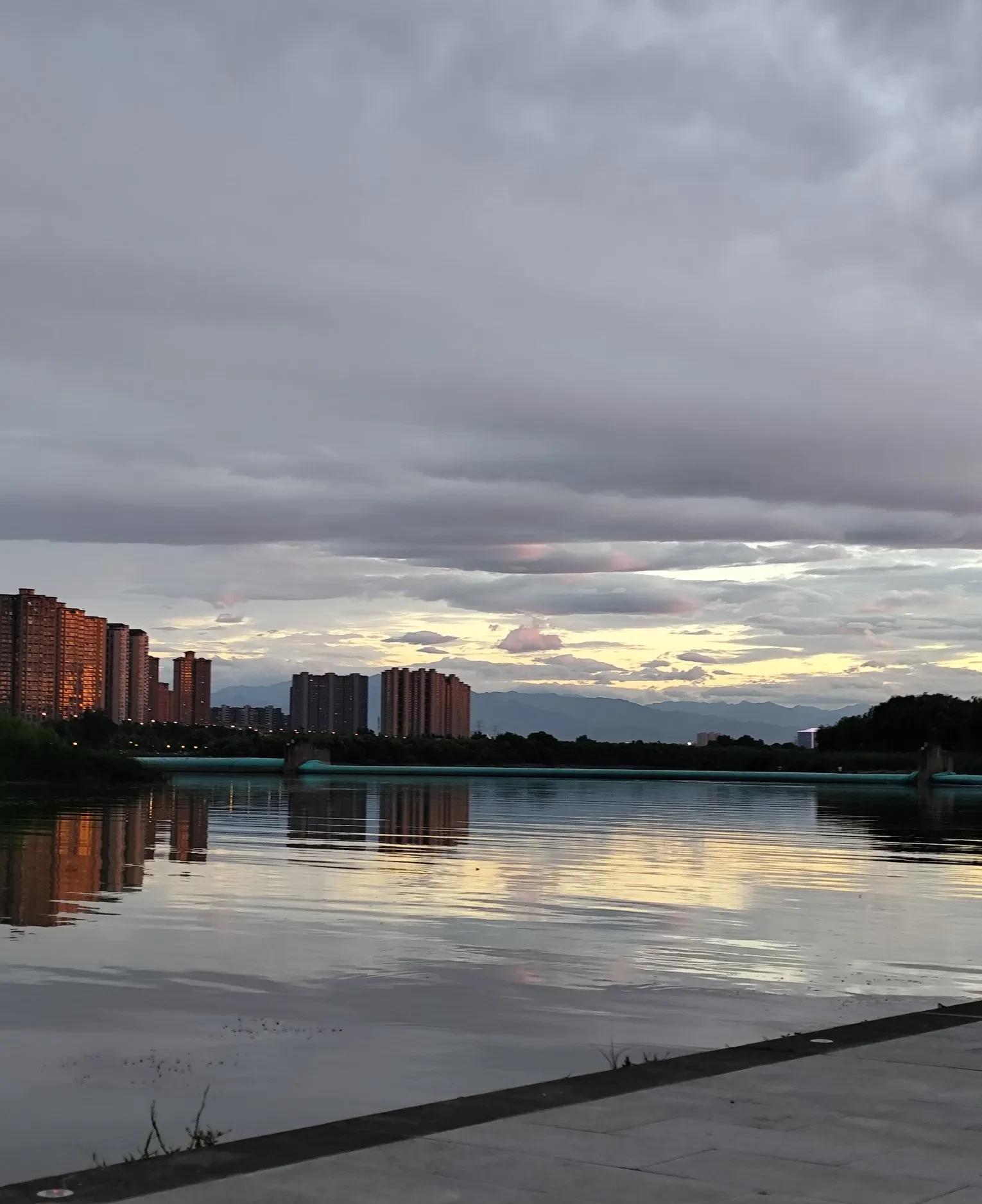 早上闲着没事，让我老公查了一下，不查不知道，一查吓一跳，他公积金账户里竟躺着五万