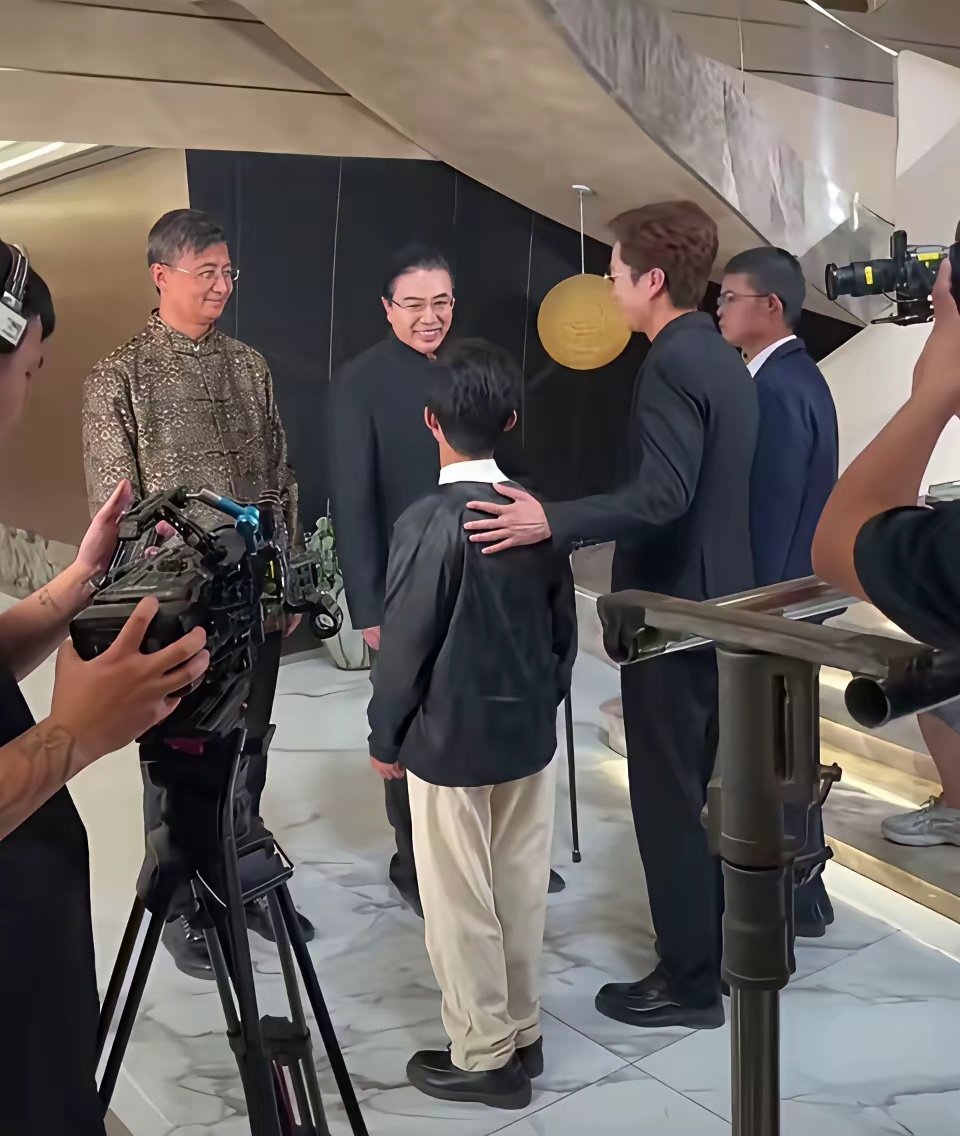 在资本的运作下，小马云范小勤另辟蹊径，改换赛道，被人相中，以演员的身份开始试水短剧。真的是应念了那一