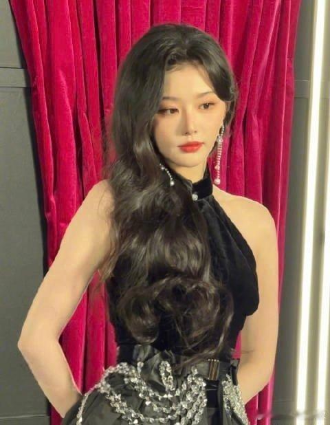 孔雪儿、周洁琼同场活动红毯生图状态好美好明媚