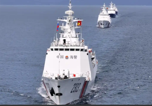 中国跟菲律宾讲道理时，菲律宾联合美日，在南海横行霸道，如今我国三艘警舰包围菲律宾