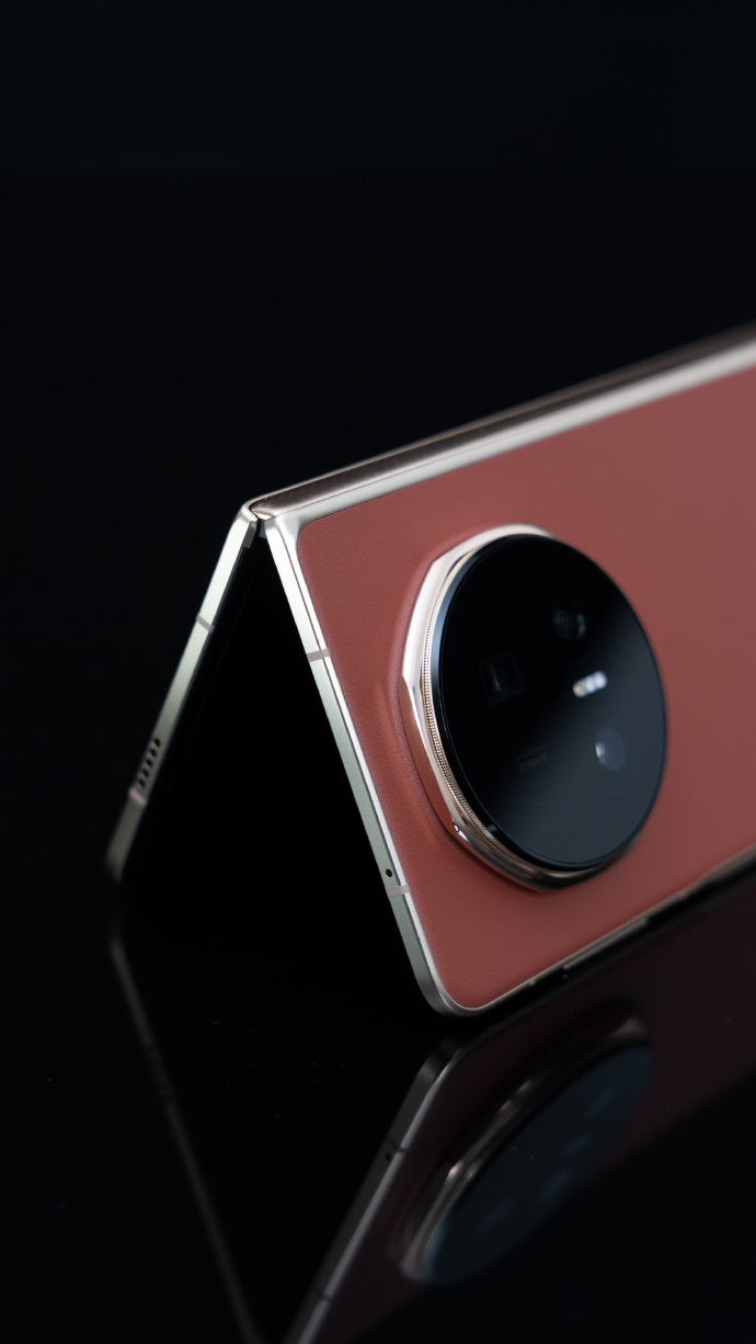 折叠屏手机全球登顶，国产高端彻底站稳！折叠屏手机王座正式易主，荣耀用技术把国