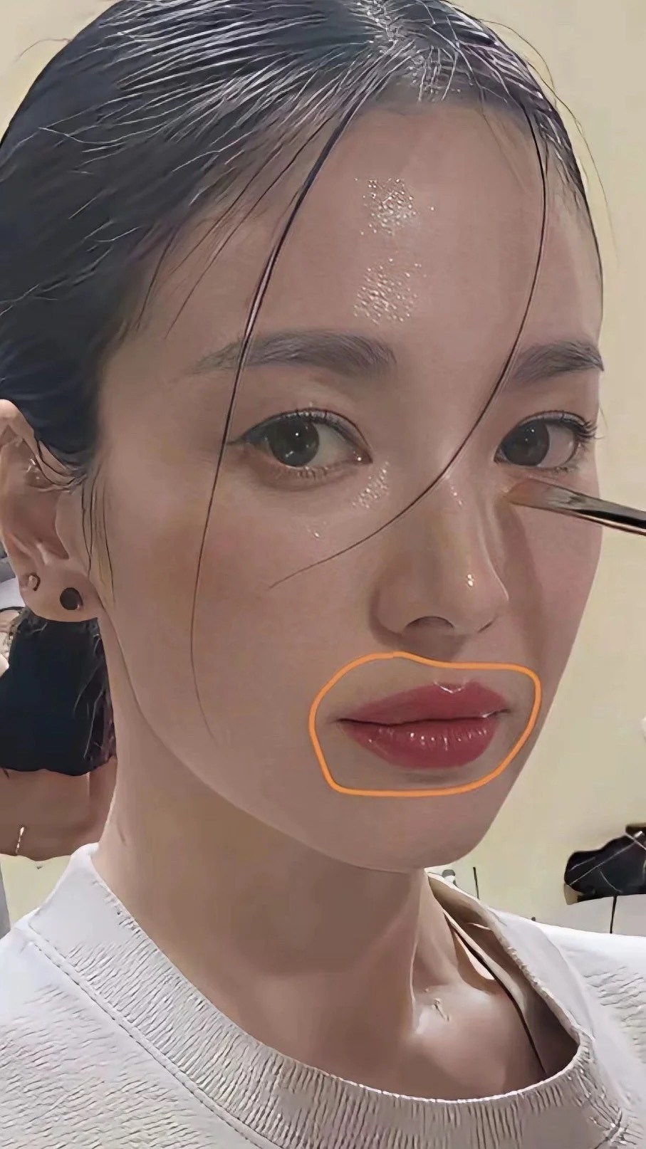 不懂就问，宋慧乔这嘴唇画法是有什么说辞吗，都画出边界了，