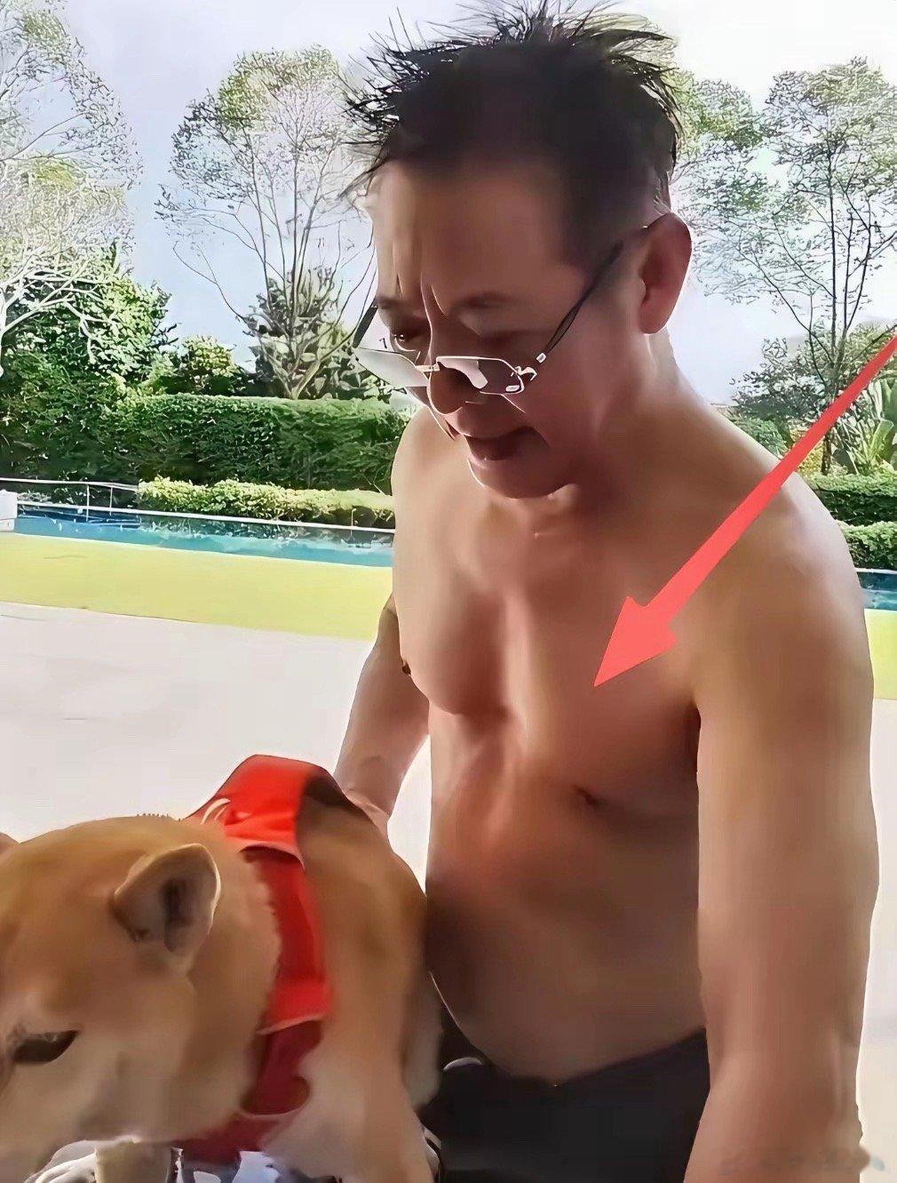 62岁李连杰下水游泳啦！瞧那身材，一身腱子肉，线条流畅，半点疤都没有，这状态简直